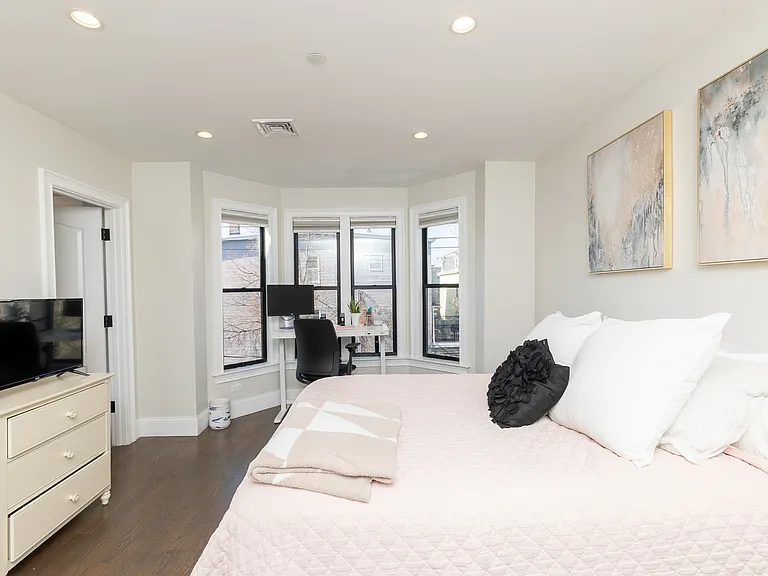 498 Sumner St #3 — Photo 14