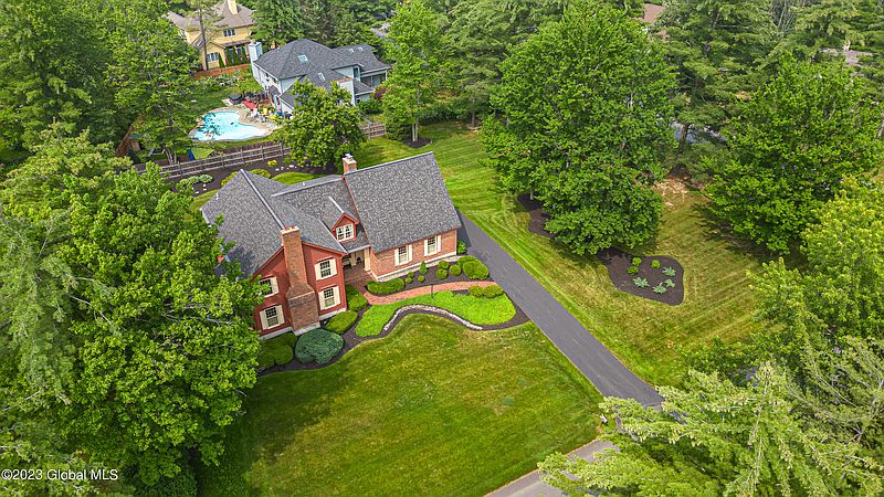 4th image of 39 Edison Drive