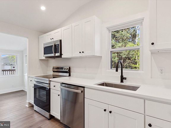 5th image of 888 Queen St