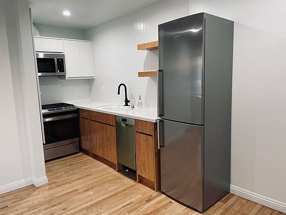 2nd image of 4371 Rosewood Ave #2