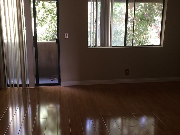 3rd image of 975 Willow Ave