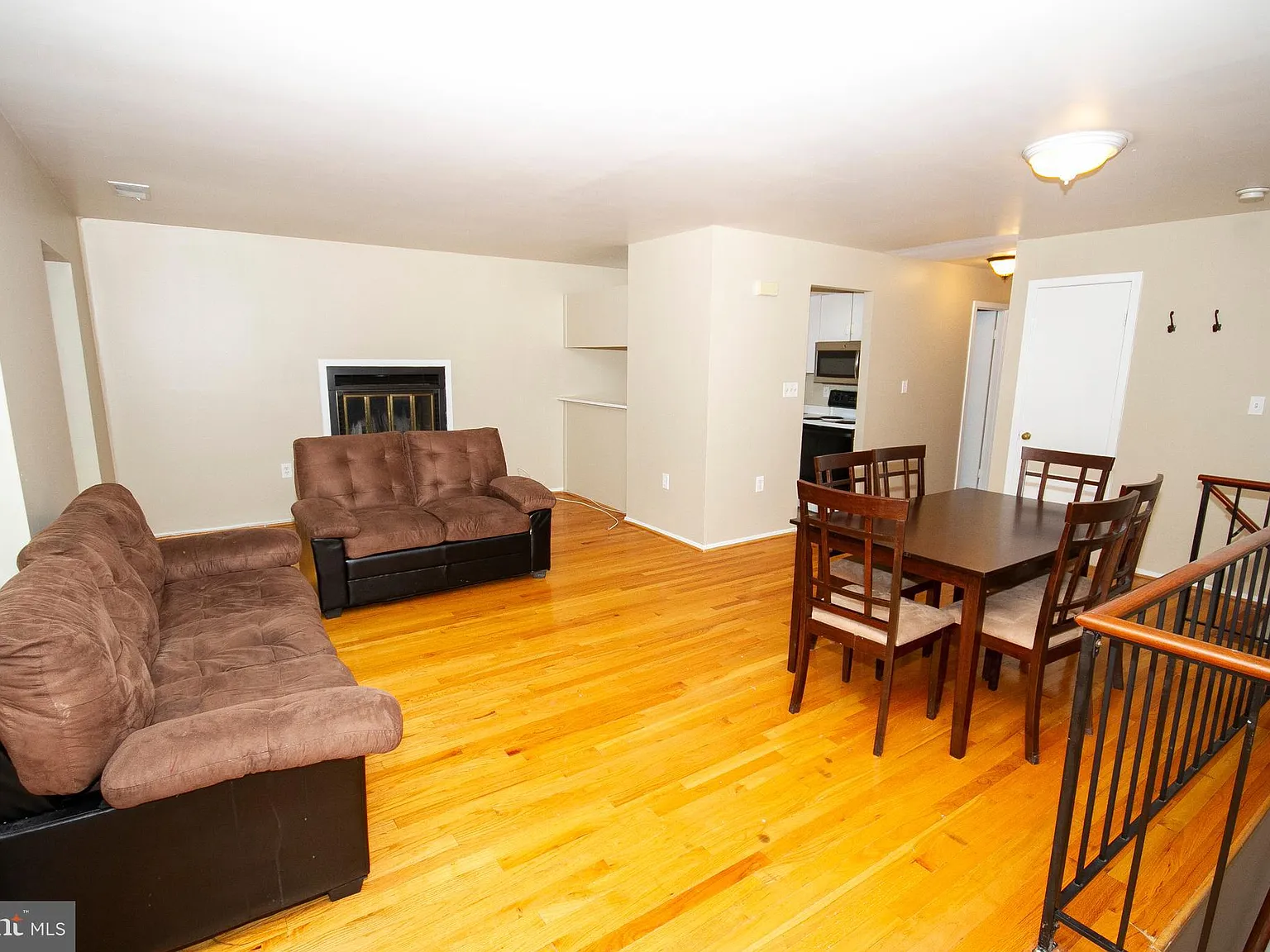 2 bed, 2.0 bath, 1045 sqft, $1,900 — Photo 2