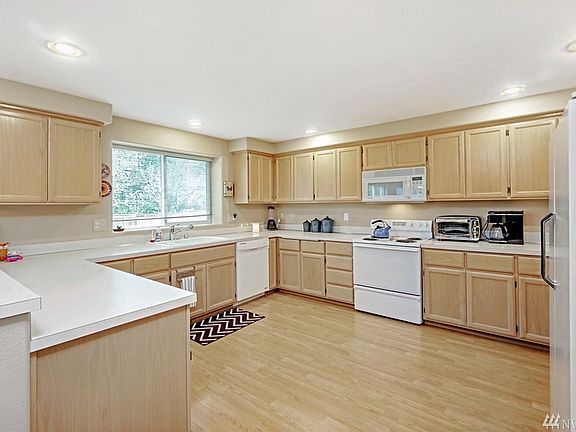 5th image of 16310 132nd Ave E