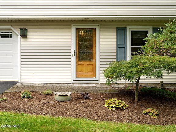 3rd image of 33 Oxford Circle