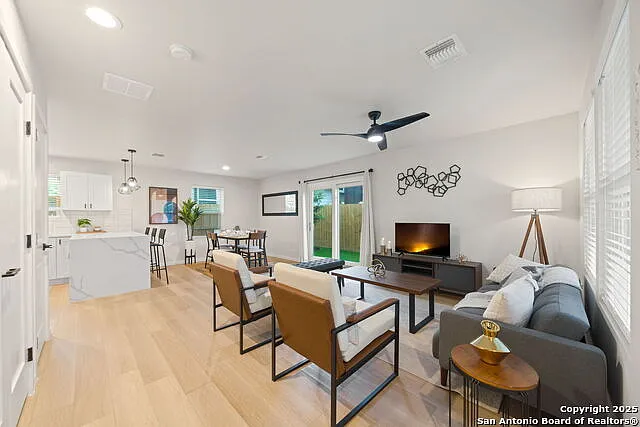 3 bed, 2.5 bath, 1276 sqft, $1,699 — Photo 3
