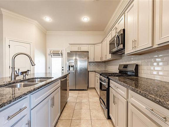 5th image of 377 Lake Breeze Dr