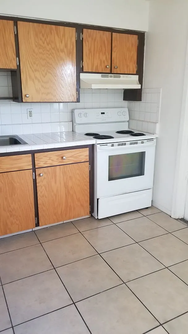 Rent Reduction!! 2 Bed 1 Bath Apartment Water And Pest Control Included — Photo 4