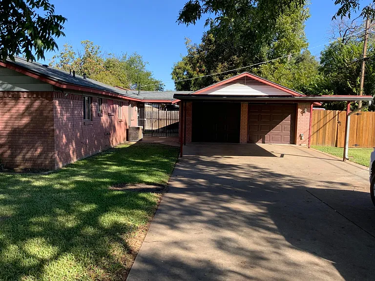 713 Clover Park Dr — Photo 10