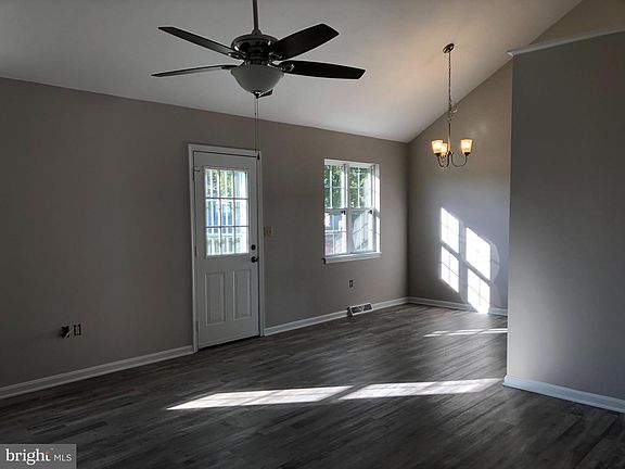 3rd image of 102 Courtney Ln