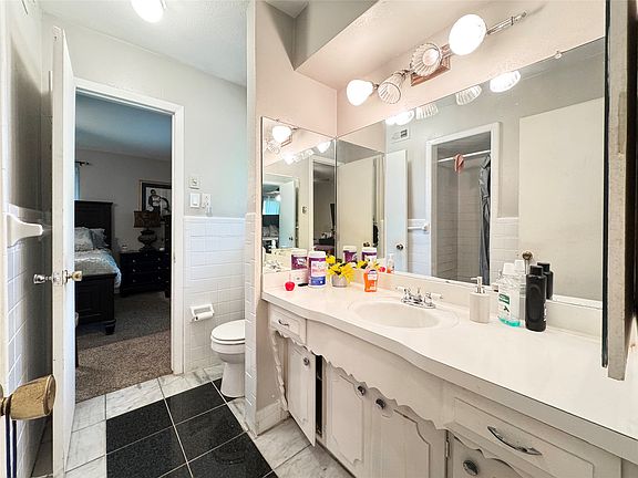 5th image of 5121 Chalet Ln