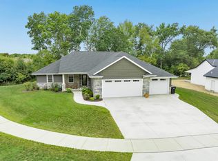 825 Lincoln Castle Ct, Green Bay, WI 54313