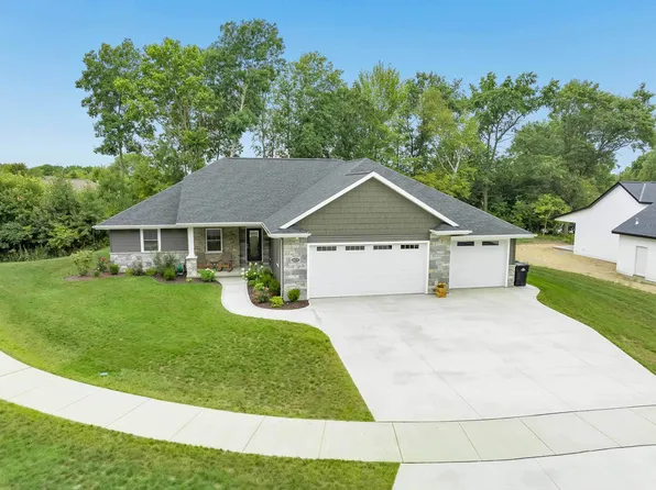 825 Lincoln Castle Ct, Green Bay, WI 54313