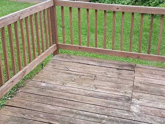 409 Raeburn back deck