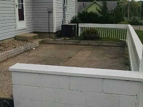 3rd image of 203 W Oak St