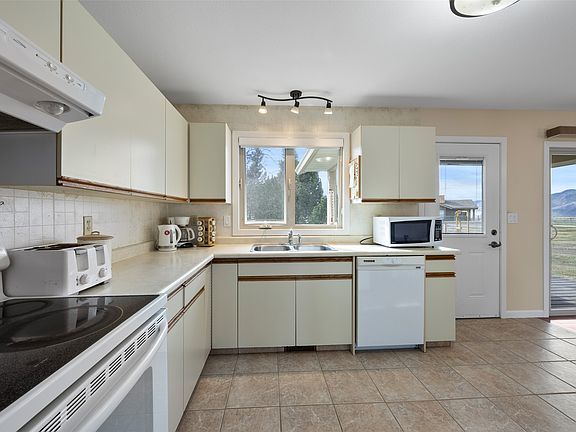 3rd image of 8160 Barnhartvale Rd