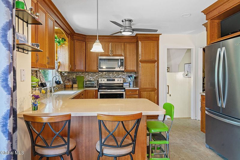 5th image of 878 Cunningham Court
