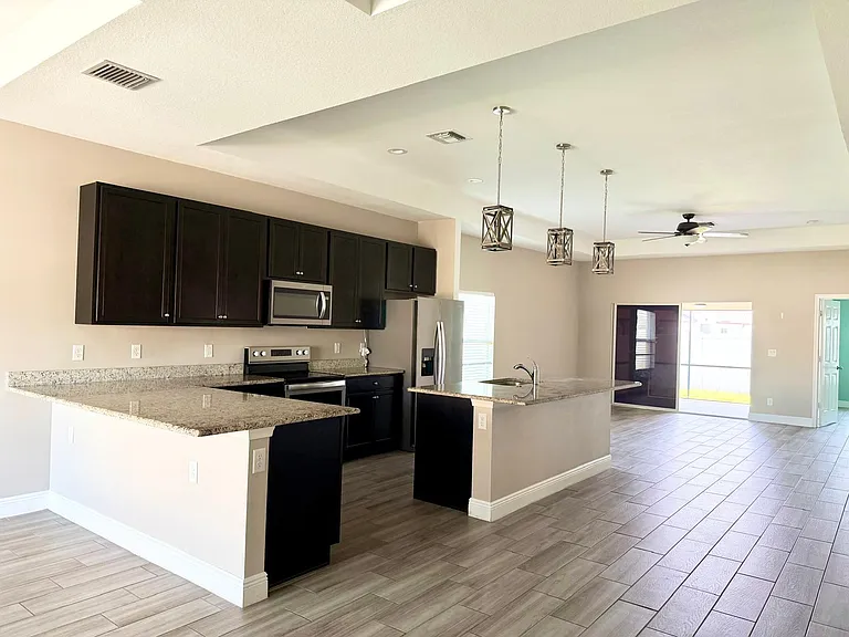 340 Palm Breezes Dr — Photo 10
