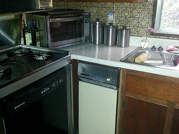 5th image of 141 Jamestown Ave