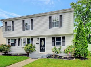 22 Bay Ave, Middletown, NJ 07748