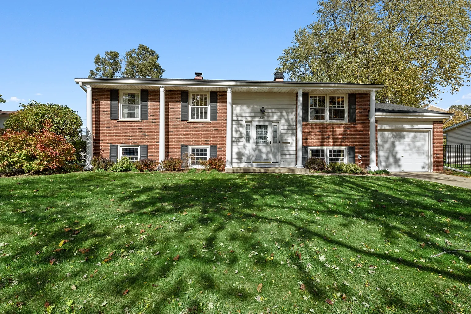 842 Royal Ln photo 1