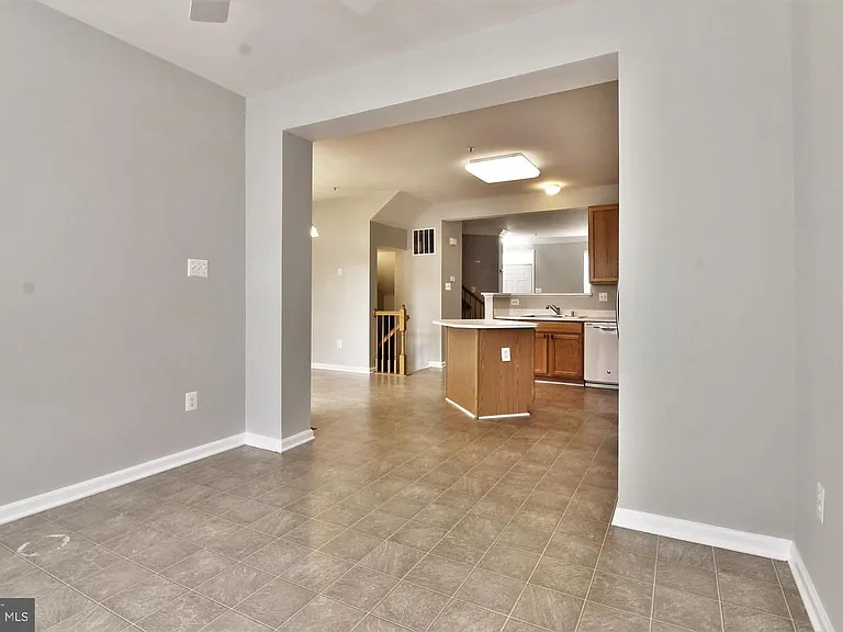 10707 Croydon Ct — Photo 3