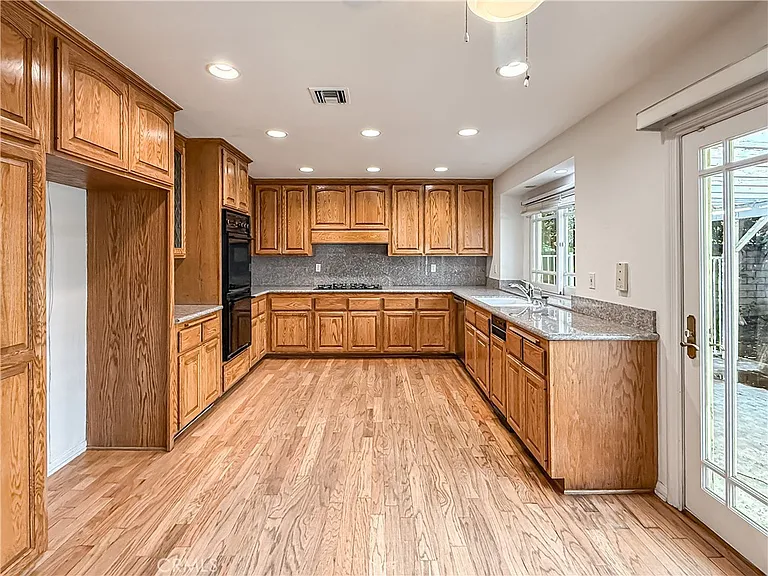 9201 Paso Robles Ave — Photo 20