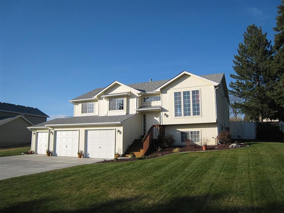 Huge lot with trees and mountain views