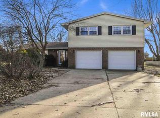 9 Lakeview Dr, Bushnell, IL 61422