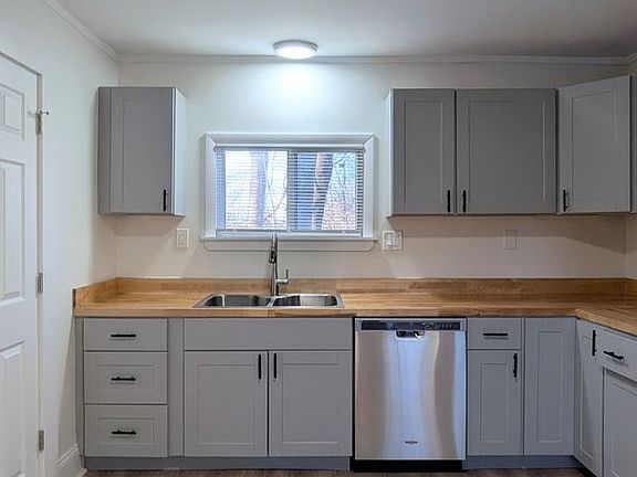 2nd image of 8 Cedar Ct APT 2
