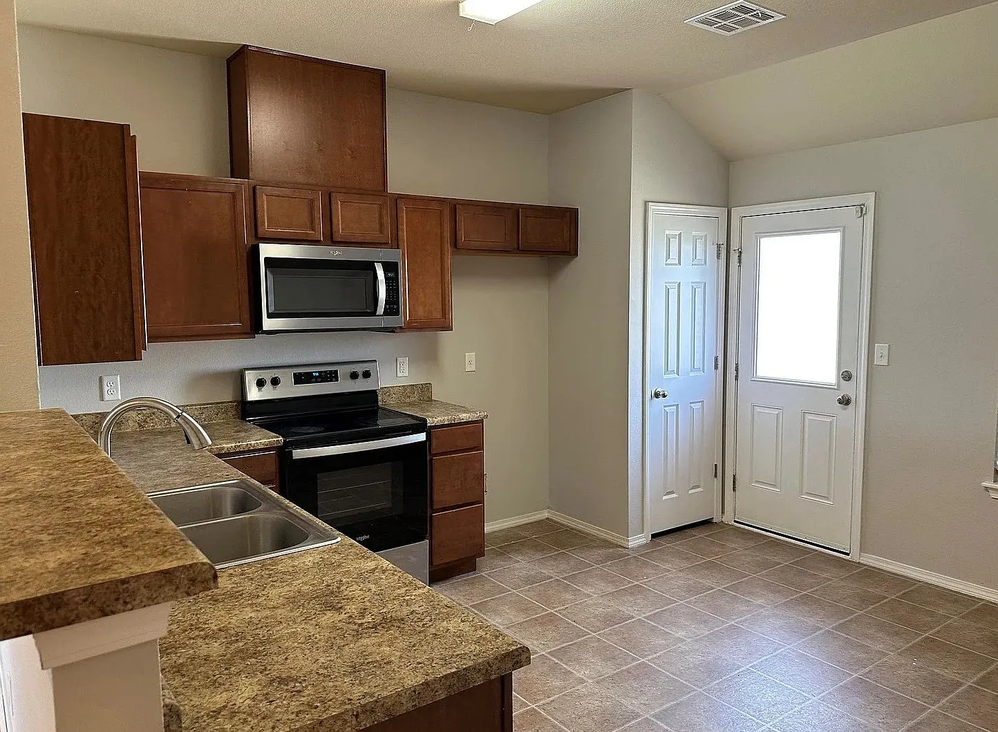 3 bed, 2.0 bath, 1170 sqft, $1,595 — Photo 3