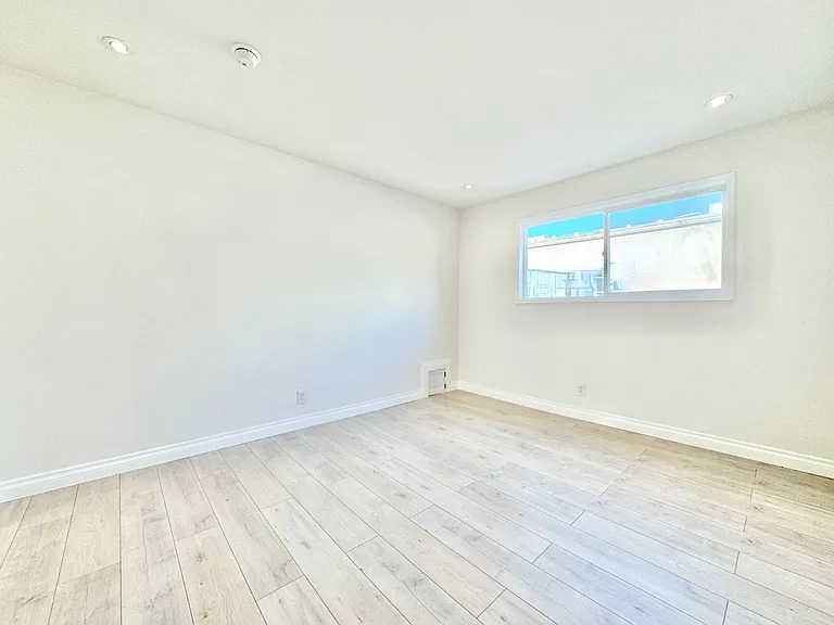 333 N. Oakhurst Dr. — Photo 17