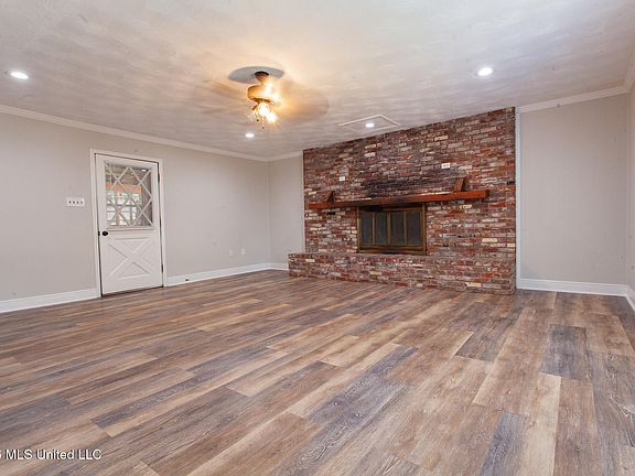 4th image of 124 Ann Dr