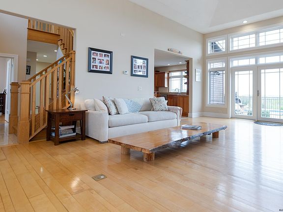 4th image of 38 Meadows Dr