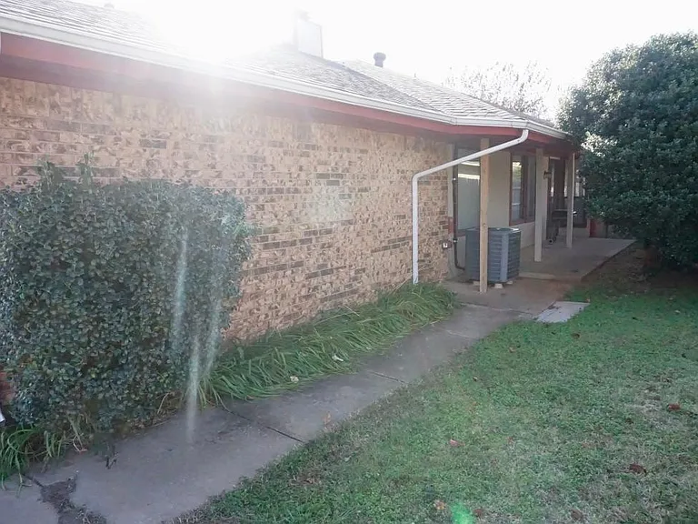 9027 N Rockwell Dr — Photo 34