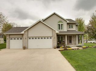 718 Lakeshore Dr, Cedar Falls, IA 50613