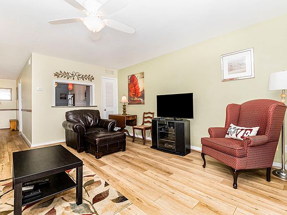 3rd image of 148 E Colonial Ct #82
