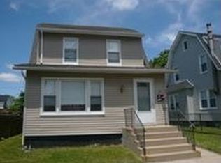 11 Winchester Dr, Lindenhurst, NY 11757