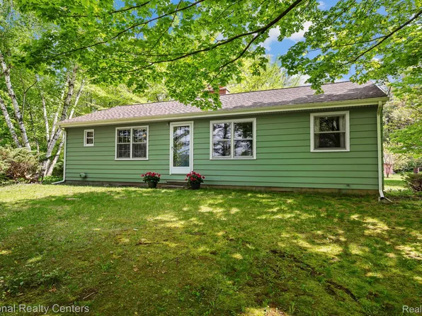 8520 Pontiac Trl, South Lyon, MI 48178