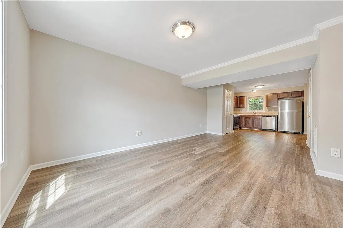 3 bed, 2.5 bath, 1408 sqft, $1,599 — Photo 2