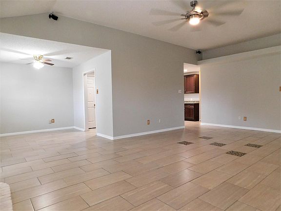 4th image of 405 Courtney Ln