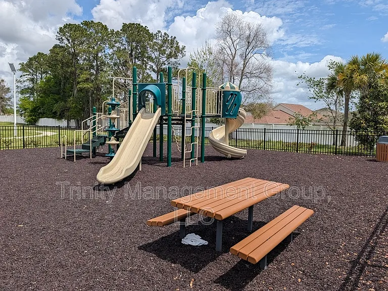 367 Argyll Dr — Photo 10