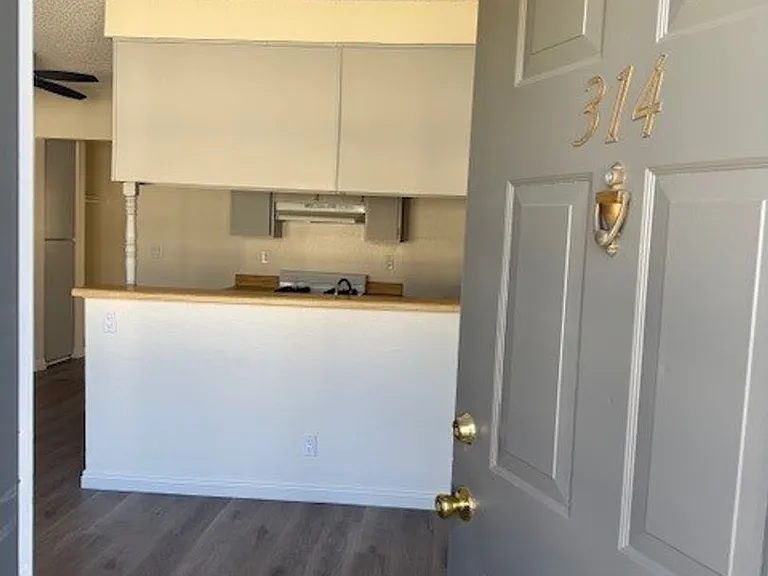 8541 Foothill Blvd., Sunland — Photo 23