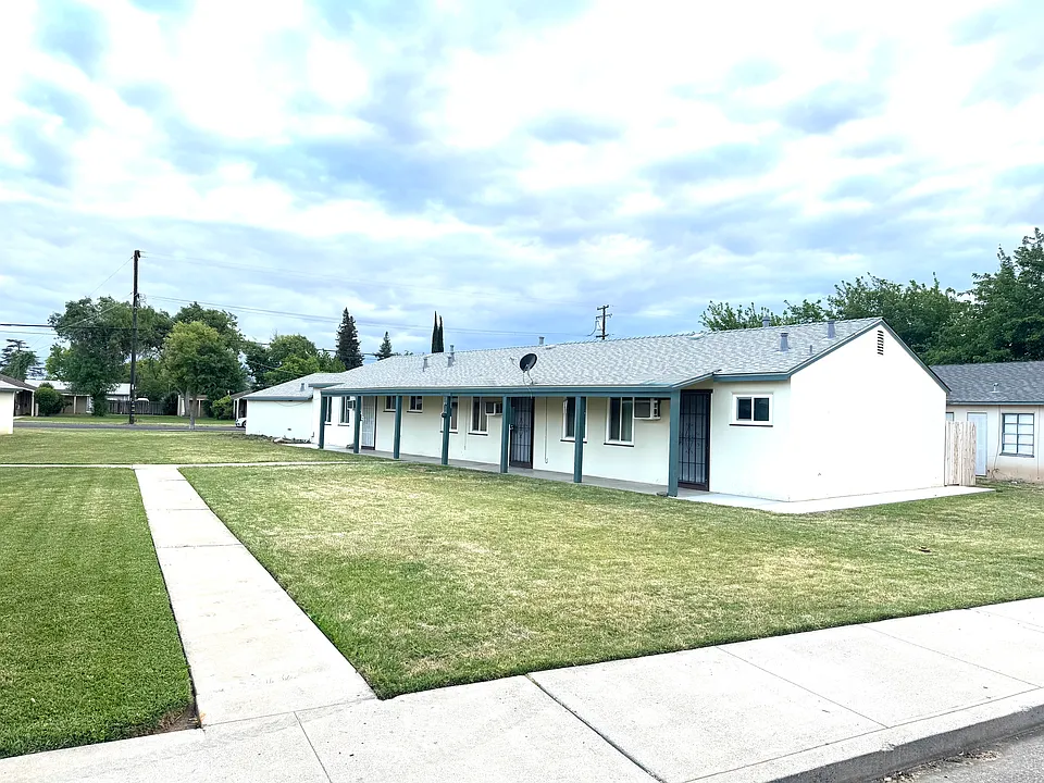Front yard middle apartment with front/back security doors.