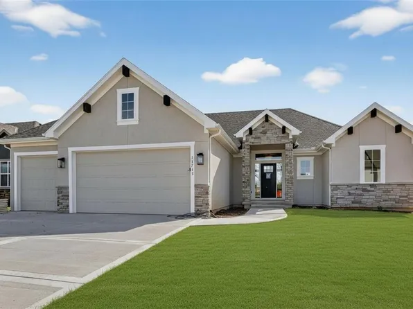 13715 NW 70th St, Parkville, MO 64152