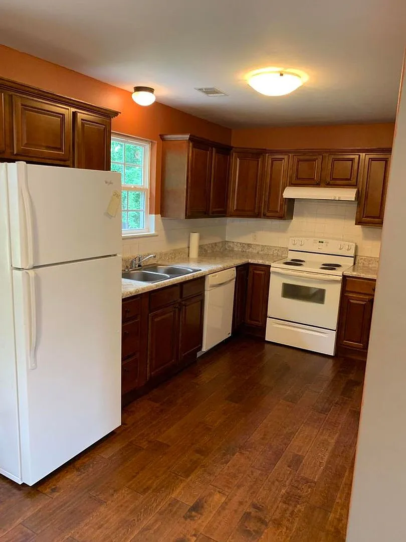Come take a look at this cute 3 bedroom 1.5 bathroom home! — Photo 4