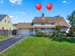 15 Turn Ln, Levittown, NY 11756