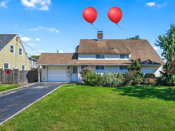15 Turn Ln, Levittown, NY 11756