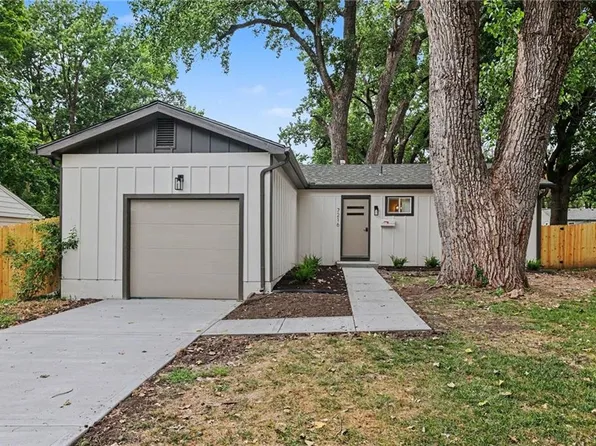 7216 Beverly St, Overland Park, KS 66204