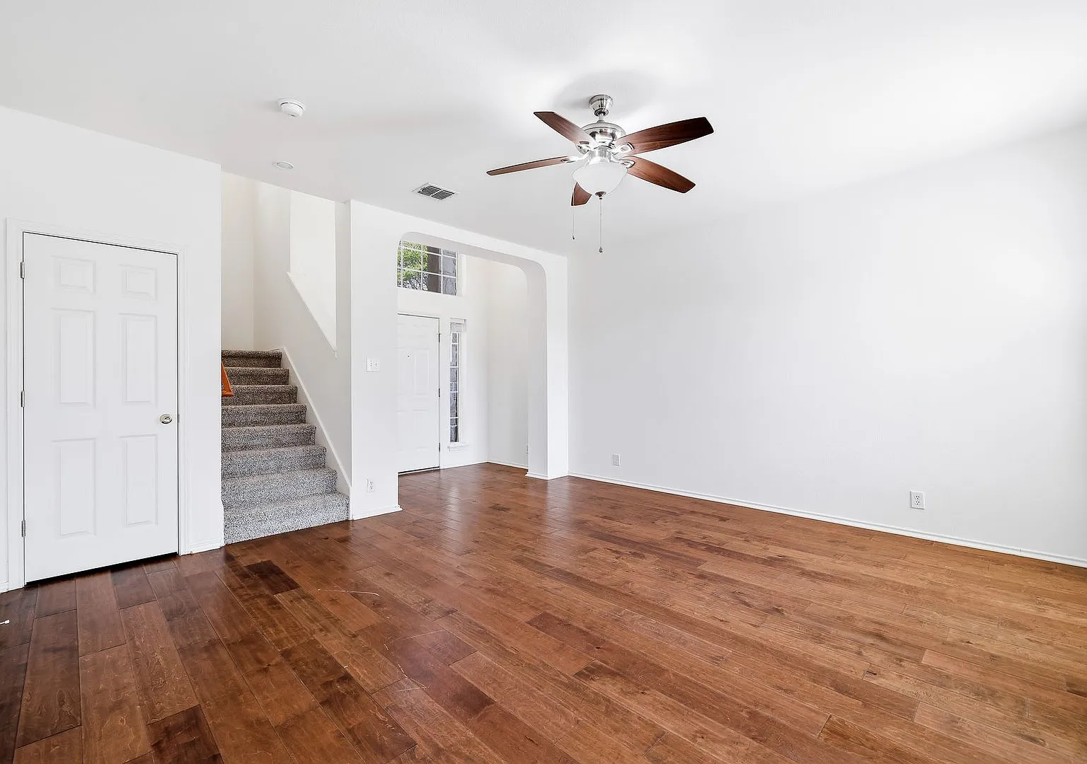 Move-In Special: One Week Free Exquisite Stone-Front Home With Modern Comforts And Prime Location — Photo 3