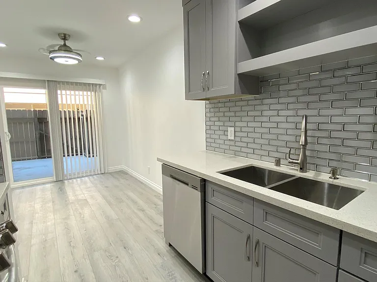 513 Avenue G #G — Photo 14